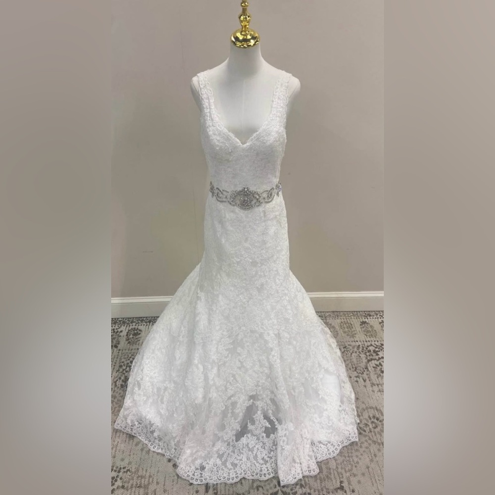 Elegant White Lace V-Neck Mermaid Wedding Dress - Picture 3 of 8